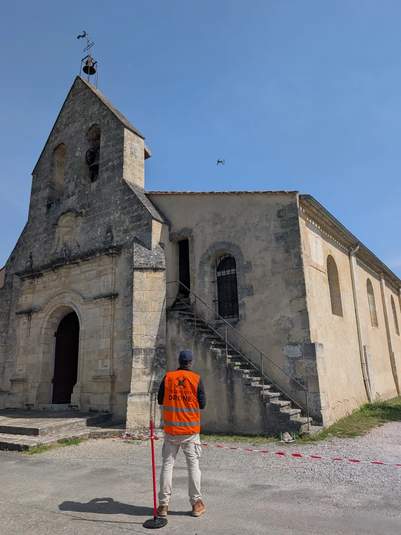 Telepilote Vitruve 3D devant l'eglise d'Arbanats, drone en vol
