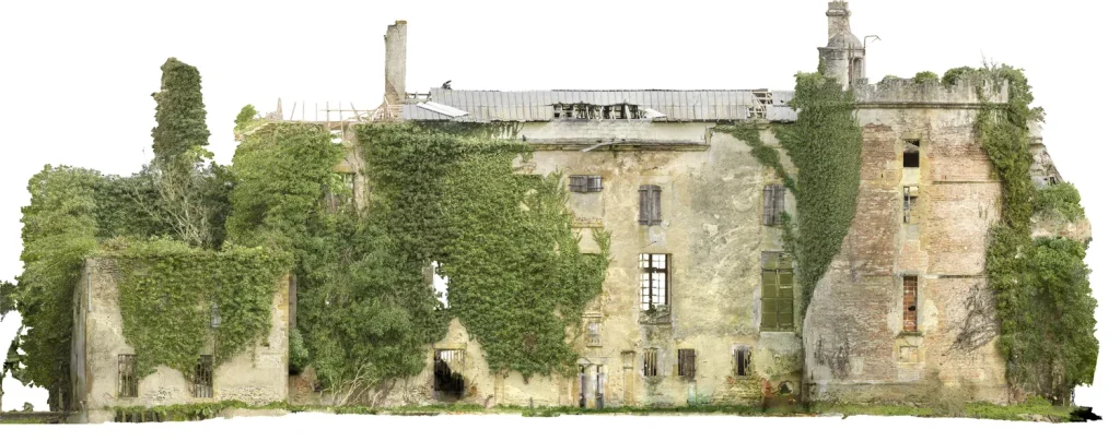 Ortho-facade de l'elevation sud-ouest du chateau de Labatut-Riviere, gagnee par le lierre