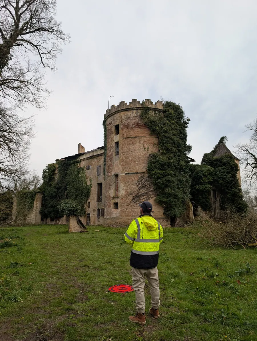 Operateur devant le chateau de Labatut-Riviere en ruine, gagne par le lierre