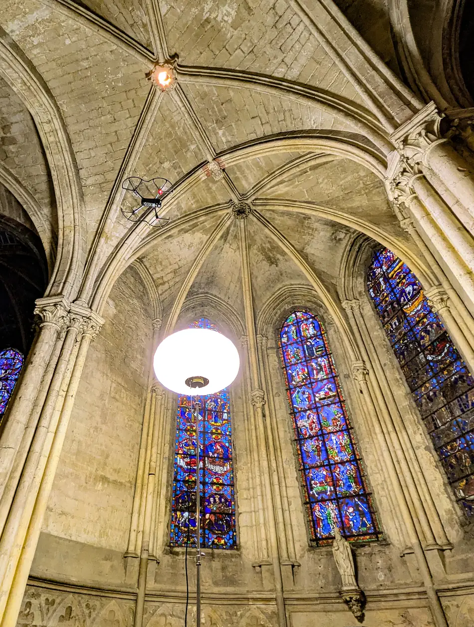 Drone en vol sous les voutes de la cathedrale de Tours, devant les verrieres